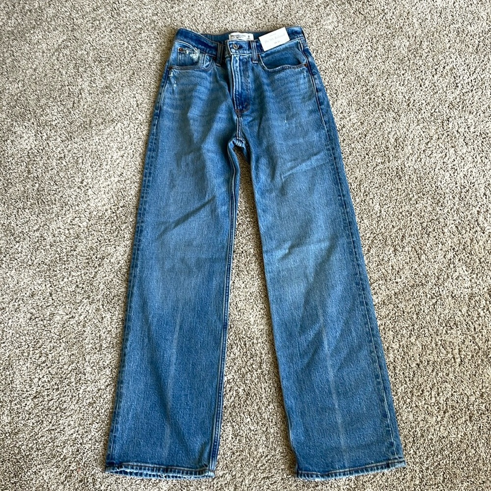 Abercrombie & Fitch - Women’s High Rise The 90’s Relaxed Jean